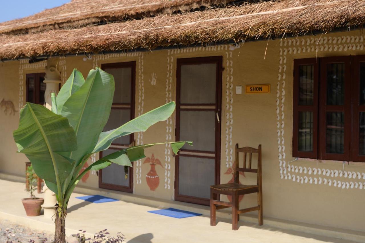 Tharu Community Lodge Kawasoti Exterior foto